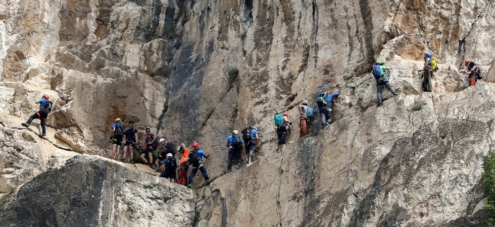 Foto Ivo Cipriani Prime riaperture ed è subito ingorgo sulla ferrata di Monte Albano, decine di alpinisti in contemporanea